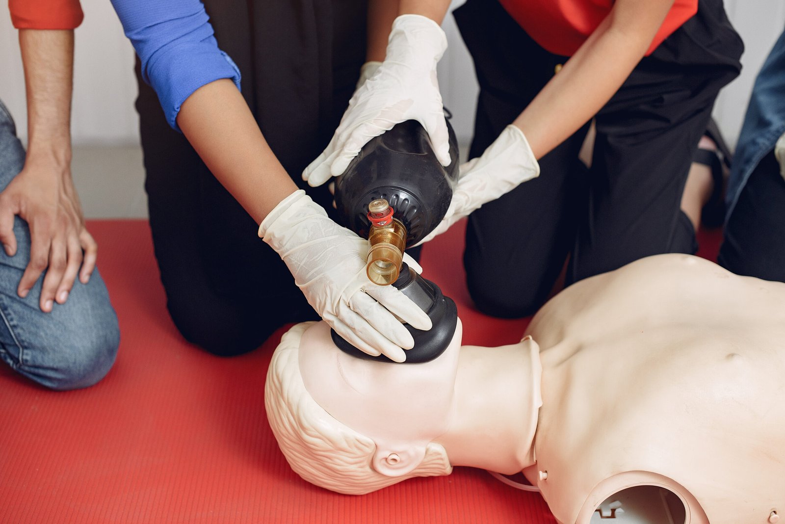 People are practicing medicine.Men and women are learning how to properly provide first aid.