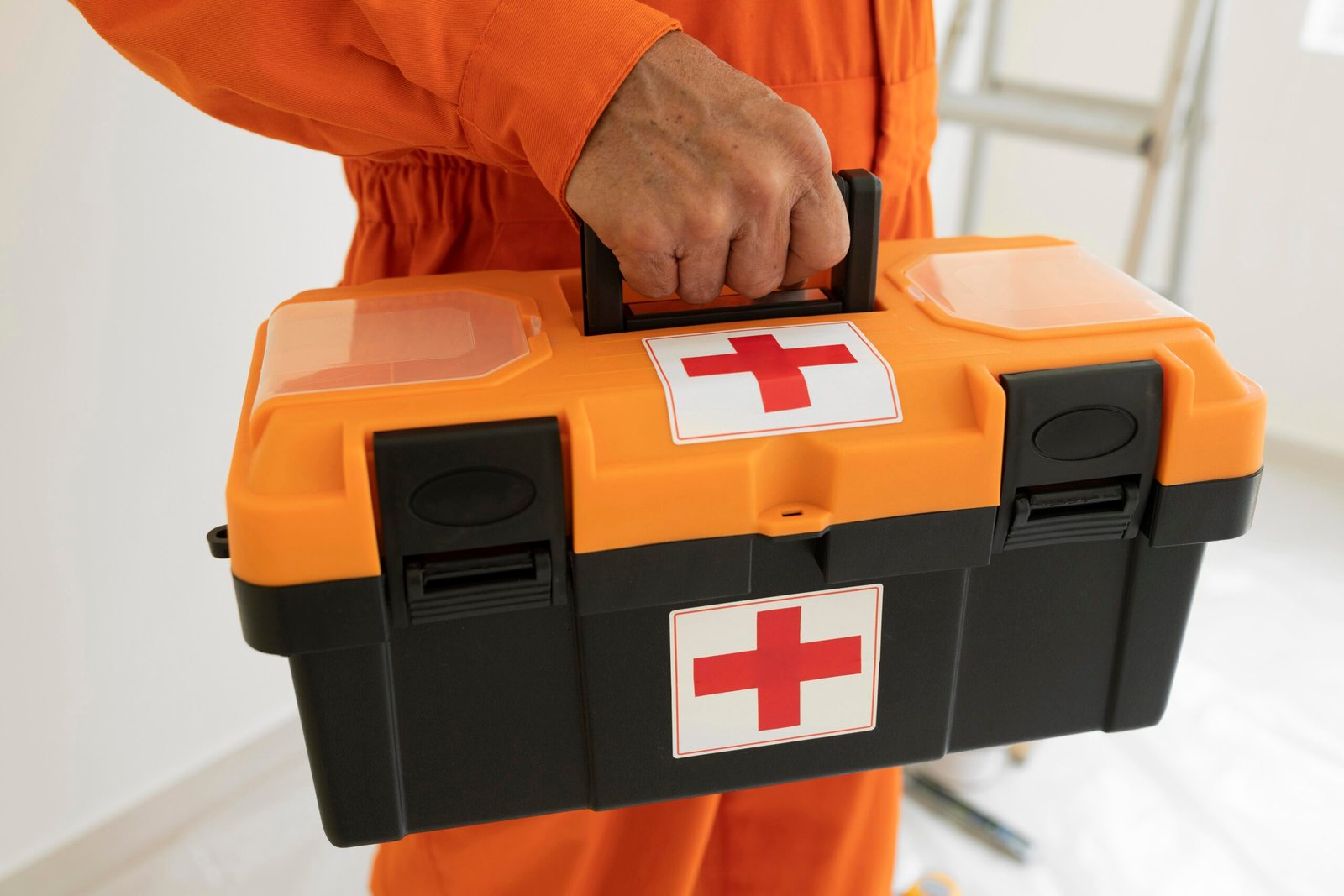 portrait-homme-avec-equipement-de-protection-de-securite-et-trousse-de-premiers-soins